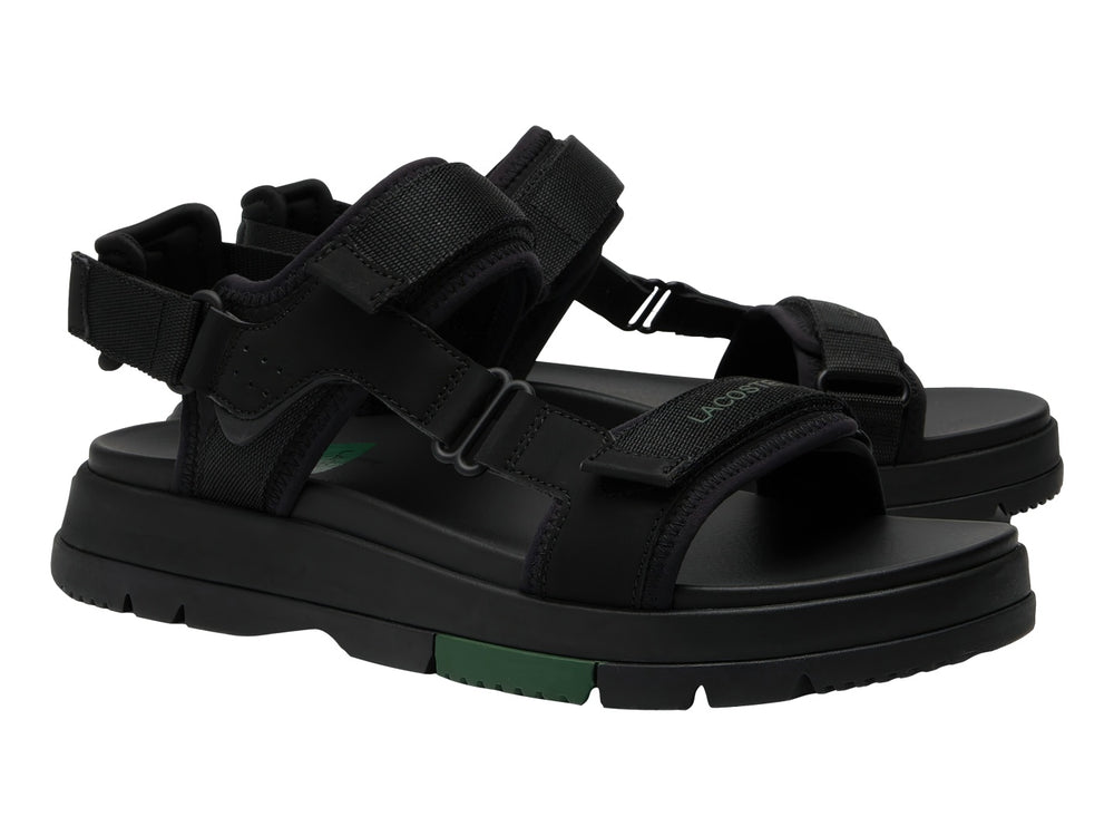 Sandalia negra Lacoste Suruga PRM con suela de plataforma y detalles en verde oscuro.