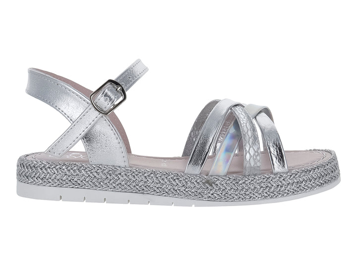 Sandalia para niña en color plata metálico con tiras cruzadas, hebilla de ajuste y suela blanca con detalle trenzado.