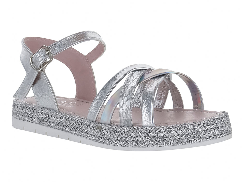 Sandalia para niña en color plata metálico con tiras cruzadas, hebilla de ajuste y suela blanca con detalle trenzado.