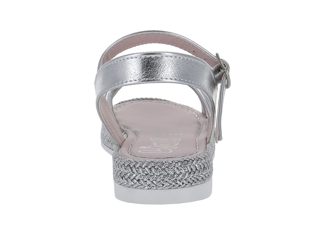 Sandalia para niña en color plata metálico con tiras cruzadas, hebilla de ajuste y suela blanca con detalle trenzado.