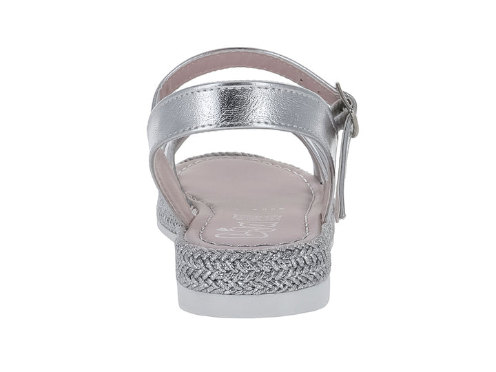Sandalia para niña en color plata metálico con tiras cruzadas, hebilla de ajuste y suela blanca con detalle trenzado.