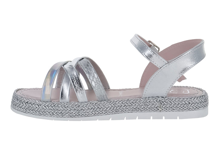 Sandalia para niña en color plata metálico con tiras cruzadas, hebilla de ajuste y suela blanca con detalle trenzado.