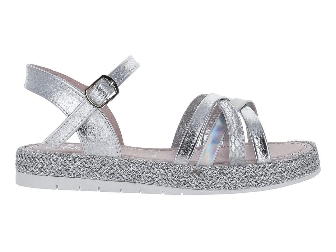Sandalia para Niña color plata con tiras cruzadas y suela de plataforma trenzada.