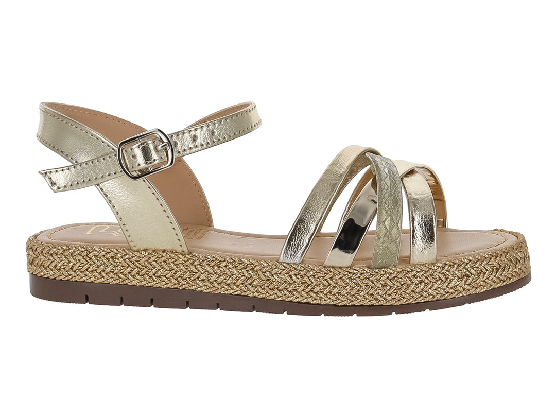 Sandalia para niña en color oro con tiras cruzadas, hebilla ajustable y suela de textura trenzada beige.