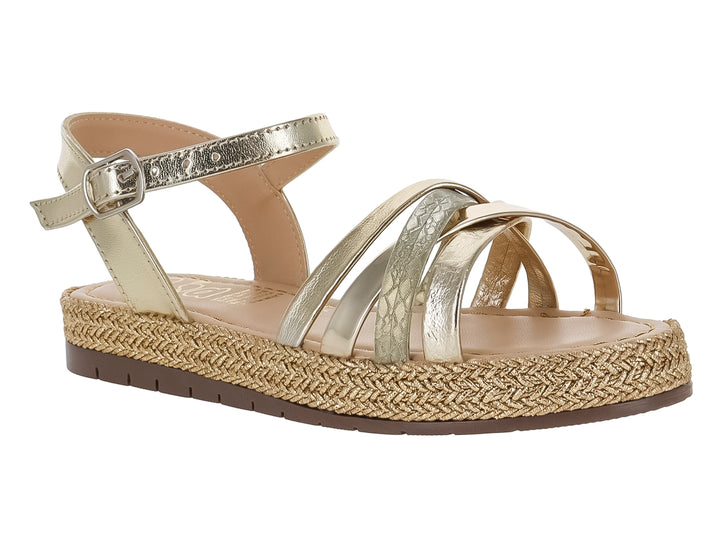 Sandalia para niña en color oro con tiras cruzadas, hebilla ajustable y suela de textura trenzada beige.