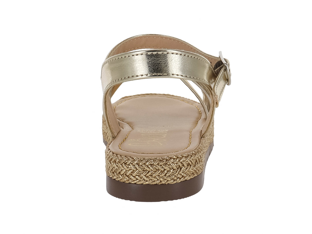 Sandalia para niña en color oro con tiras cruzadas, hebilla ajustable y suela de textura trenzada beige.