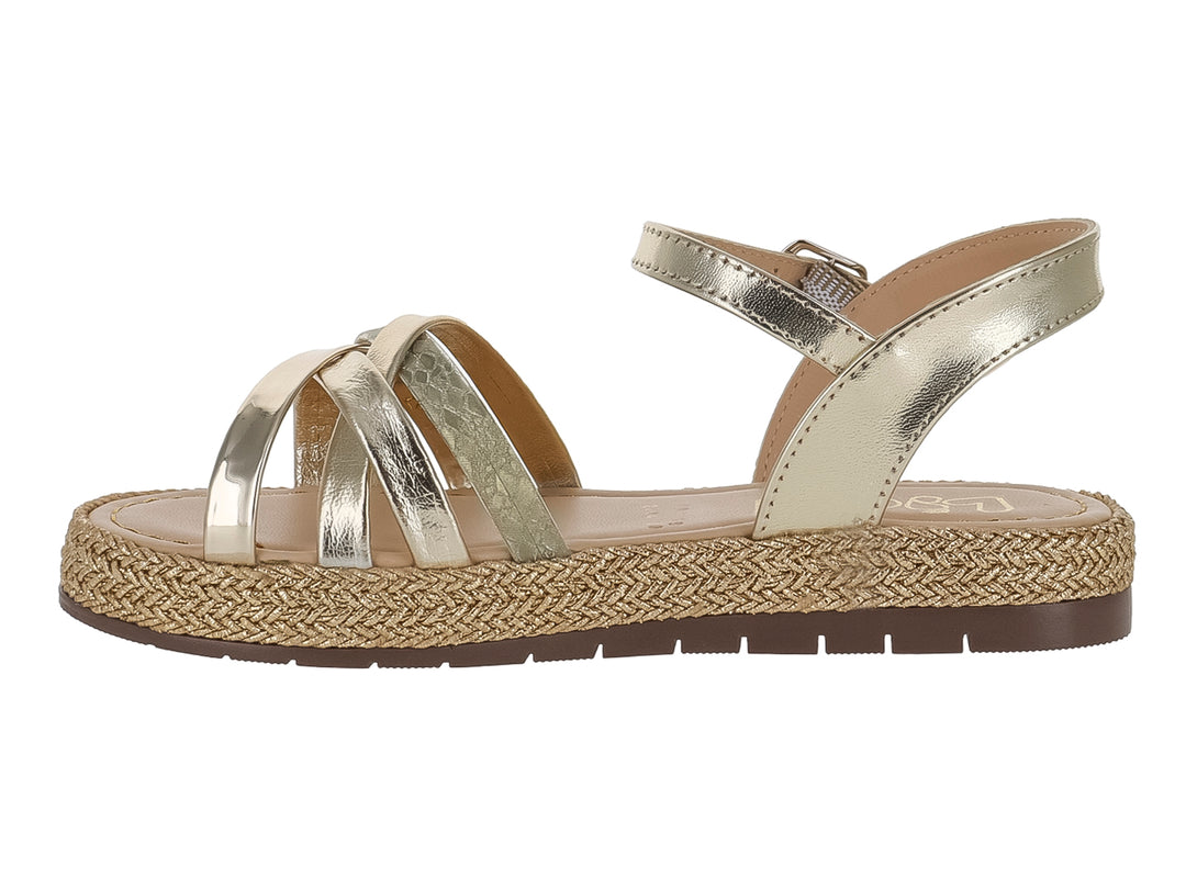 Sandalia para niña en color oro con tiras cruzadas, hebilla ajustable y suela de textura trenzada beige.