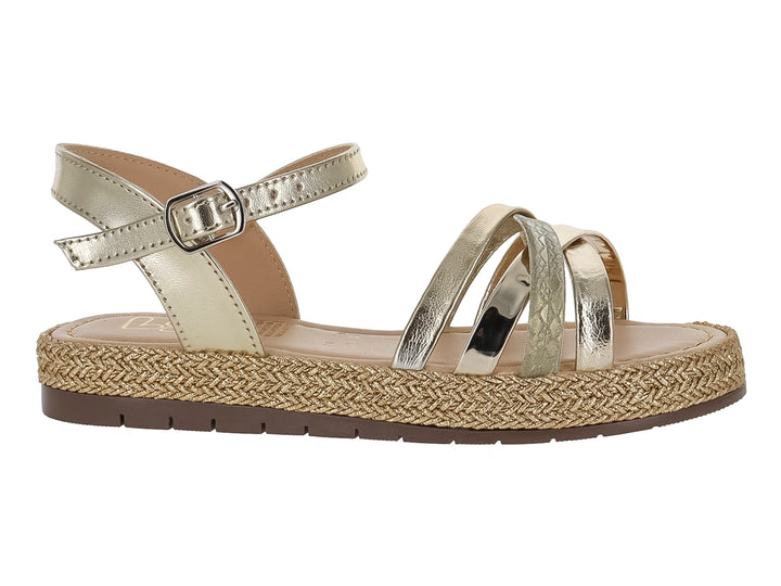 Sandalia plana color oro con tiras metálicas y suela de textura tejida.