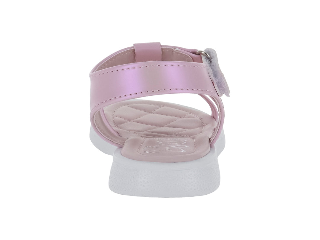 Sandalia para niña en color rosa pastel con acabado brillante, correas decoradas y suela blanca.