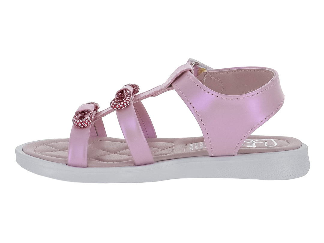 Sandalia para niña en color rosa pastel con acabado brillante, correas decoradas y suela blanca.