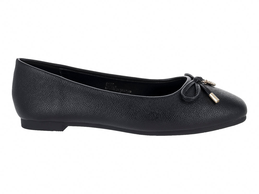 Zapato plano color negro para mujer con detalle de moño y herraje dorado en la punta.