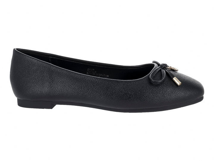 Zapato plano color negro para mujer con detalle de moño y herraje dorado en la punta.
