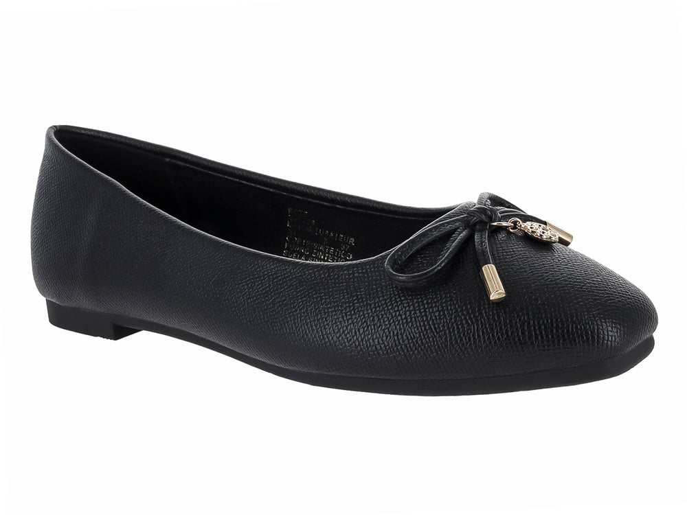 Zapato plano color negro para mujer con detalle de moño y herraje dorado en la punta.