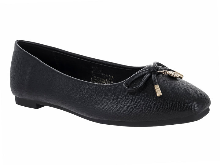 Zapato plano color negro para mujer con detalle de moño y herraje dorado en la punta.