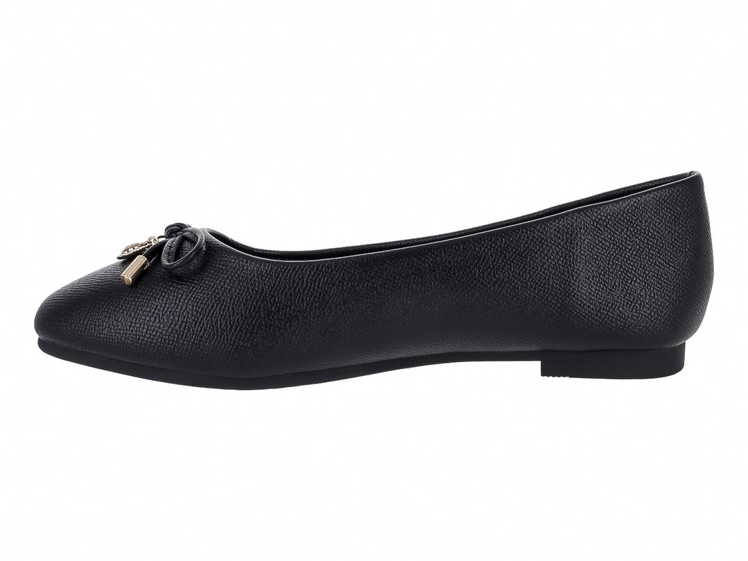 Zapato plano color negro para mujer con detalle de moño y herraje dorado en la punta.