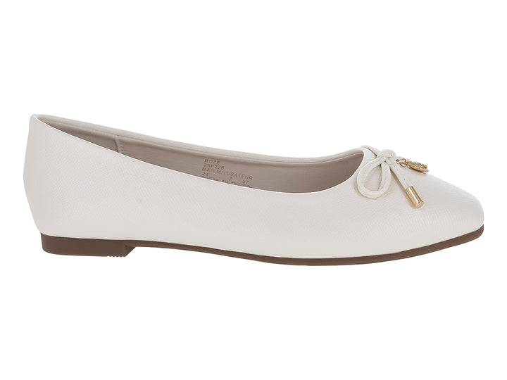 Zapatos planos color hueso para mujer con moño decorativo y detalle dorado en la punta.