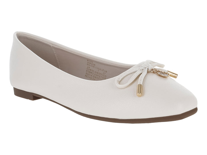 Zapatos planos color hueso para mujer con moño decorativo y detalle dorado en la punta.