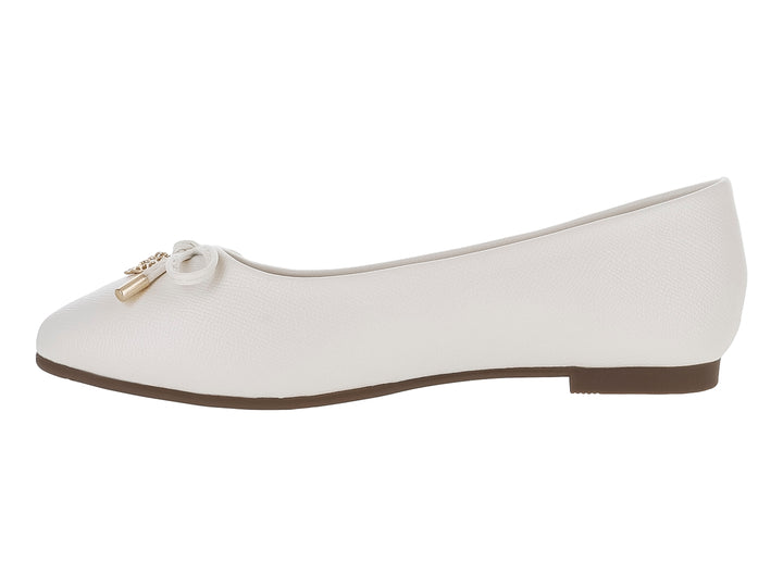 Zapatos planos color hueso para mujer con moño decorativo y detalle dorado en la punta.