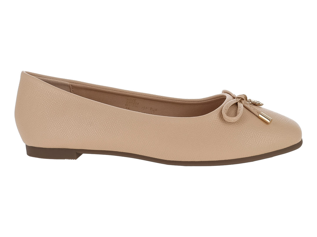 Zapato plano color nude para mujer con detalle de moño y punta metálica dorada.