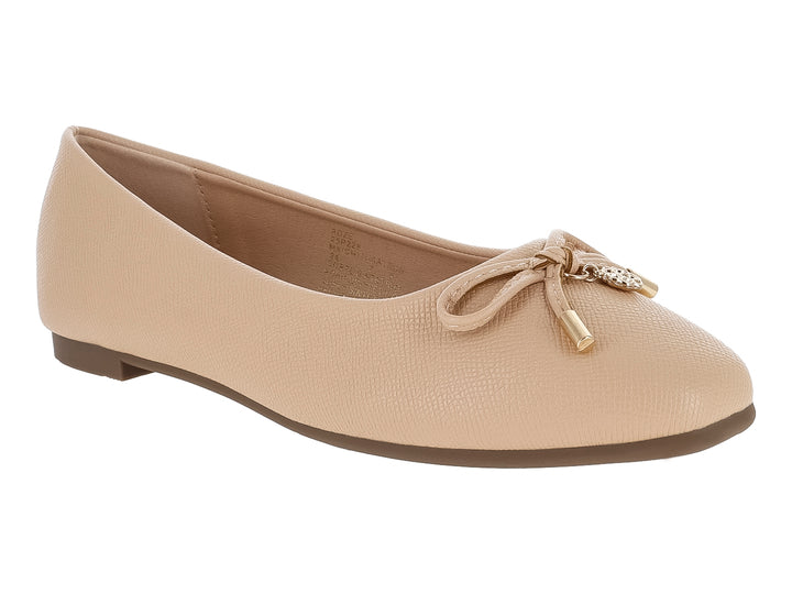 Zapato plano color nude para mujer con detalle de moño y punta metálica dorada.