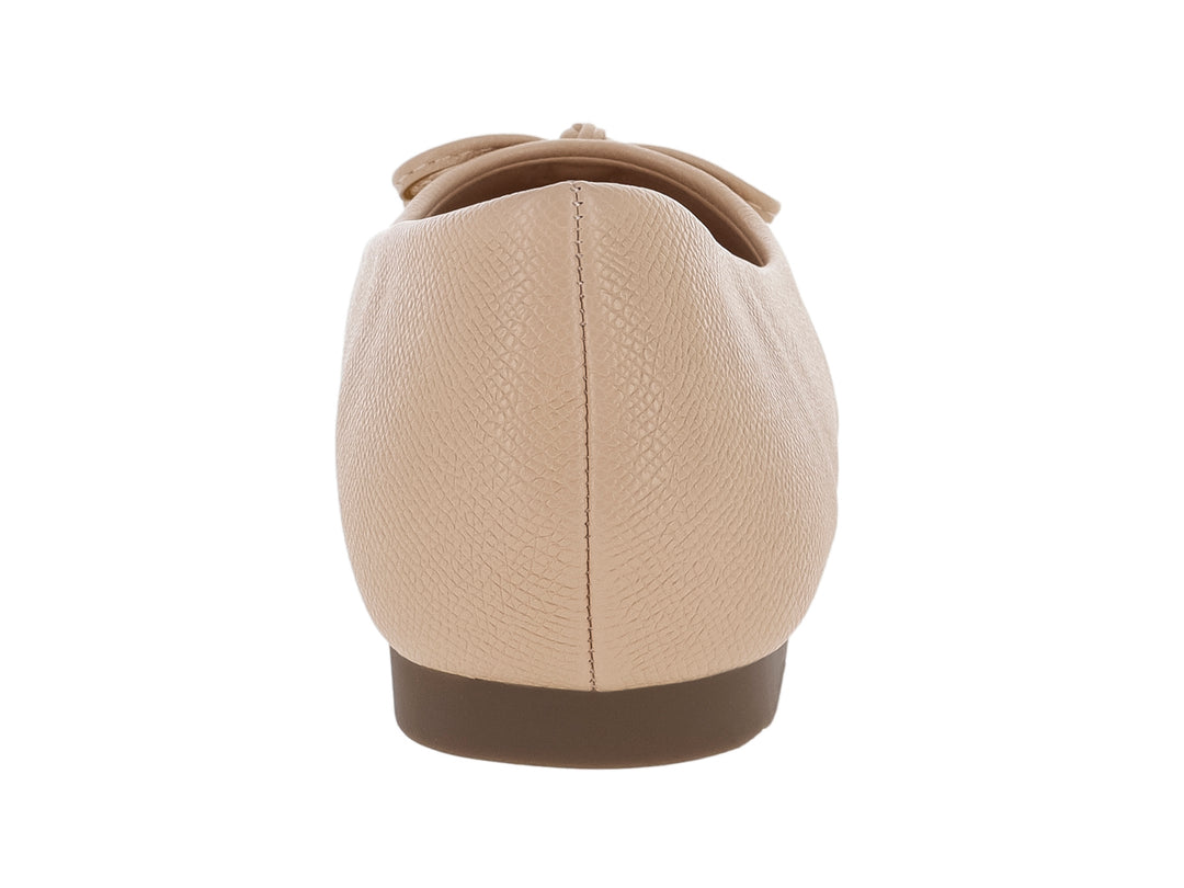 Zapato plano color nude para mujer con detalle de moño y punta metálica dorada.