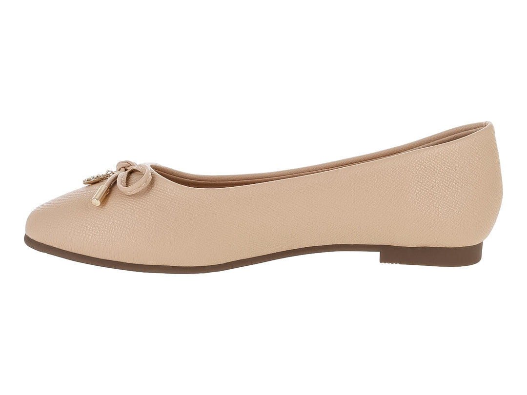 Zapato plano color nude para mujer con detalle de moño y punta metálica dorada.