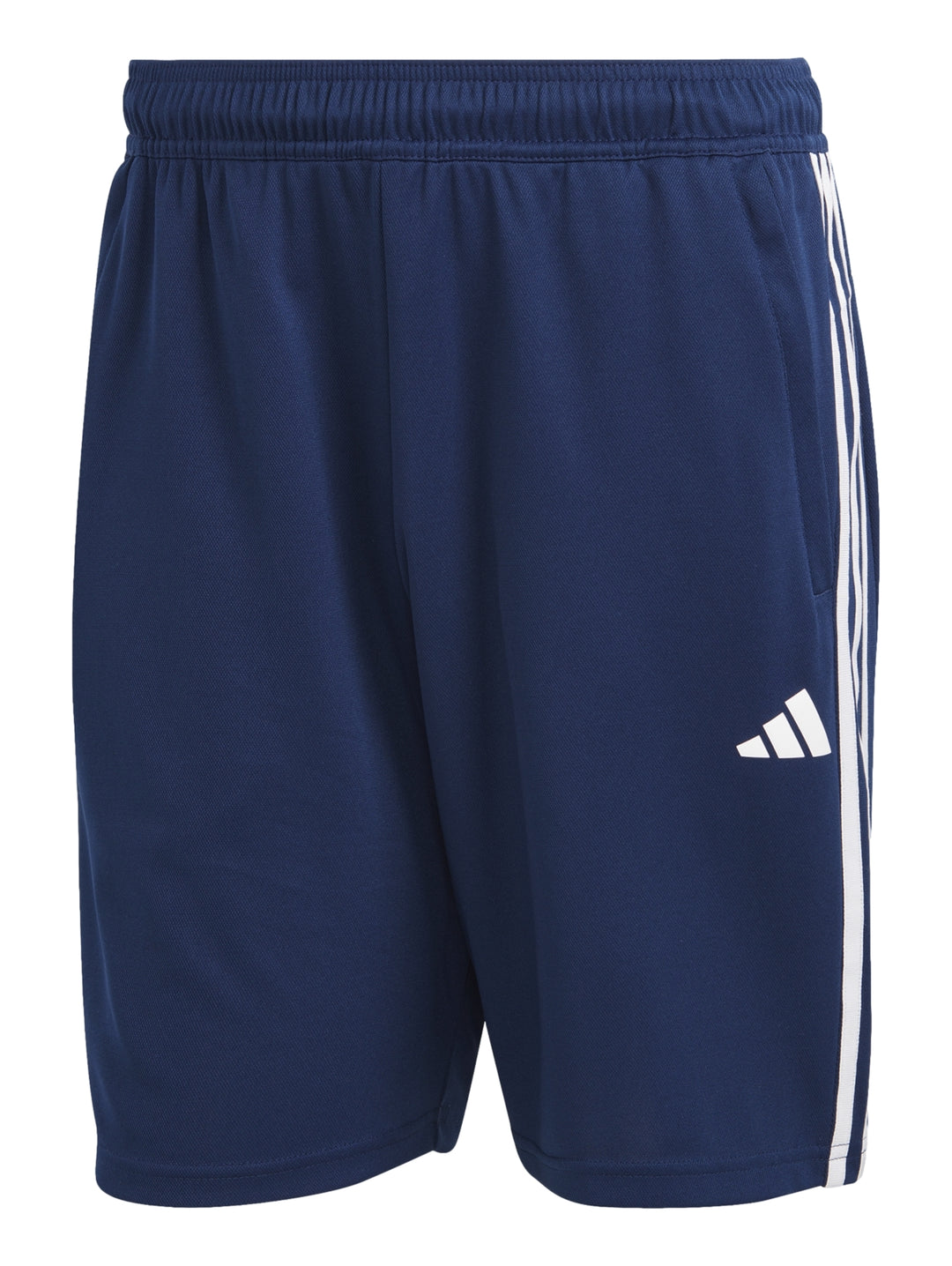 Hombre usando shorts deportivos Adidas azul oscuro con franjas blancas laterales.