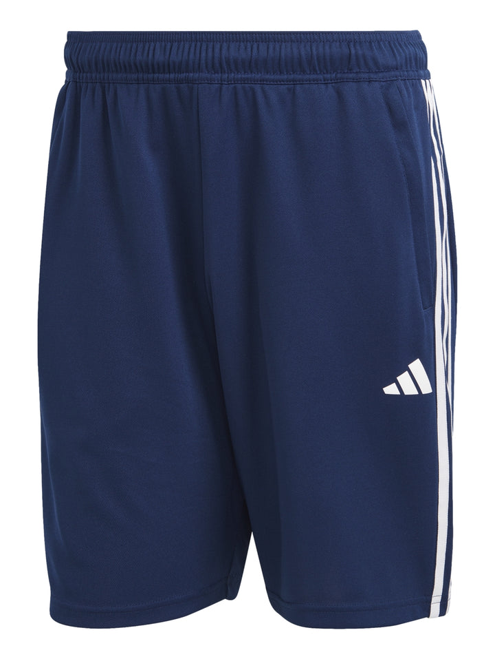 Hombre usando shorts deportivos Adidas azul oscuro con franjas blancas laterales.
