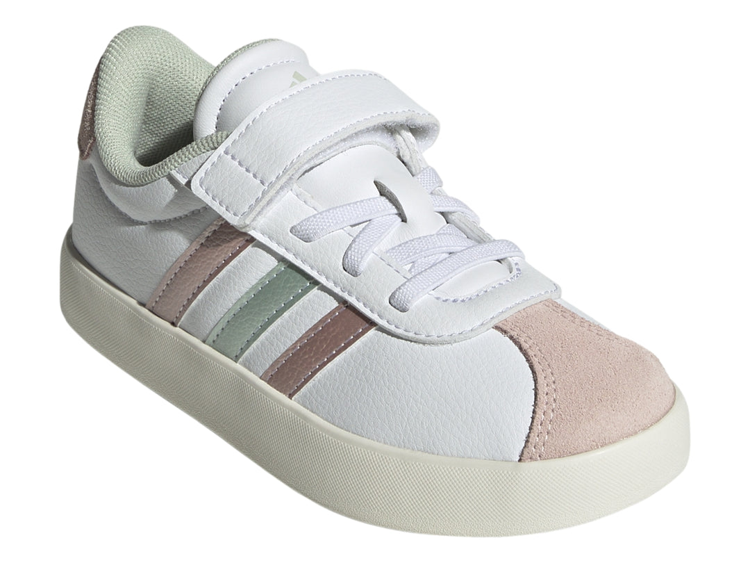 Tenis Adidas blancos para niño o niña con tres franjas metálicas en rosa y verde y cierre de velcro.