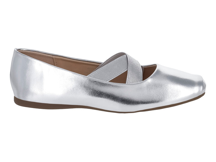 Zapato plano tipo baleta en color plata metálico con detalle cruzado en el empeine y suela marrón.