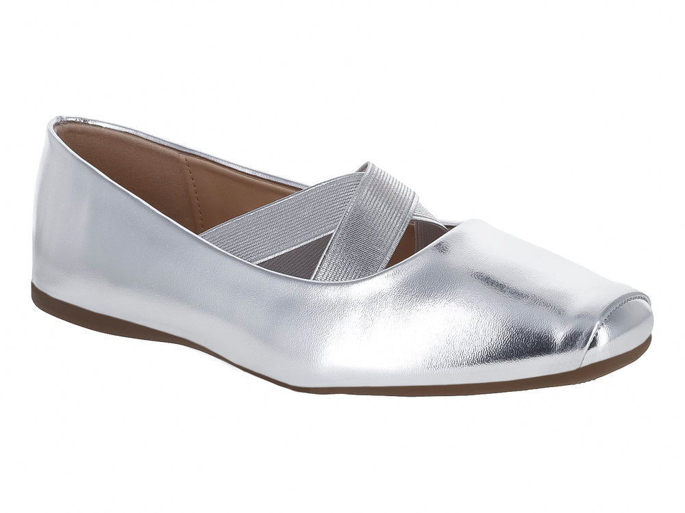 Zapato plano tipo baleta en color plata metálico con detalle cruzado en el empeine y suela marrón.