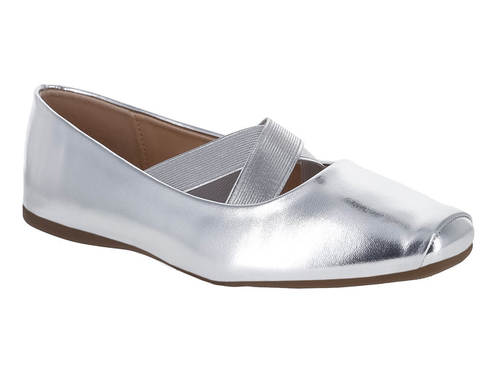 Zapato plano tipo baleta en color plata metálico con detalle cruzado en el empeine y suela marrón.