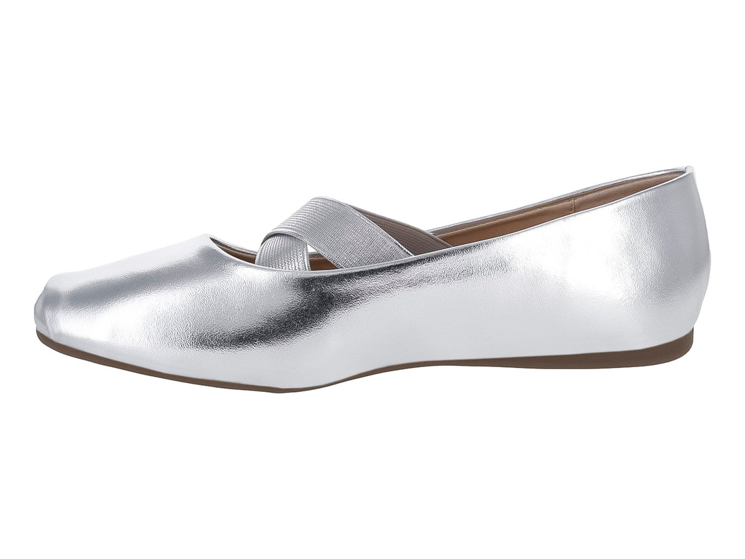 Zapato plano tipo baleta en color plata metálico con detalle cruzado en el empeine y suela marrón.