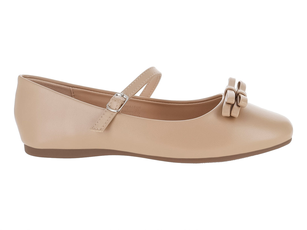 Zapato plano color nude para niña con correa ajustable y detalle de moño en la punta.