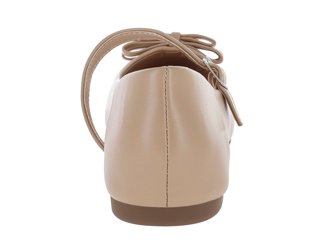Zapato plano color nude para niña con correa ajustable y detalle de moño en la punta.