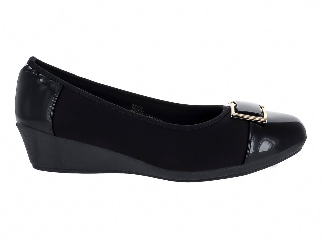 Zapato de cuña color negro para mujer con detalle de hebilla dorada y acabado en charol y tela.