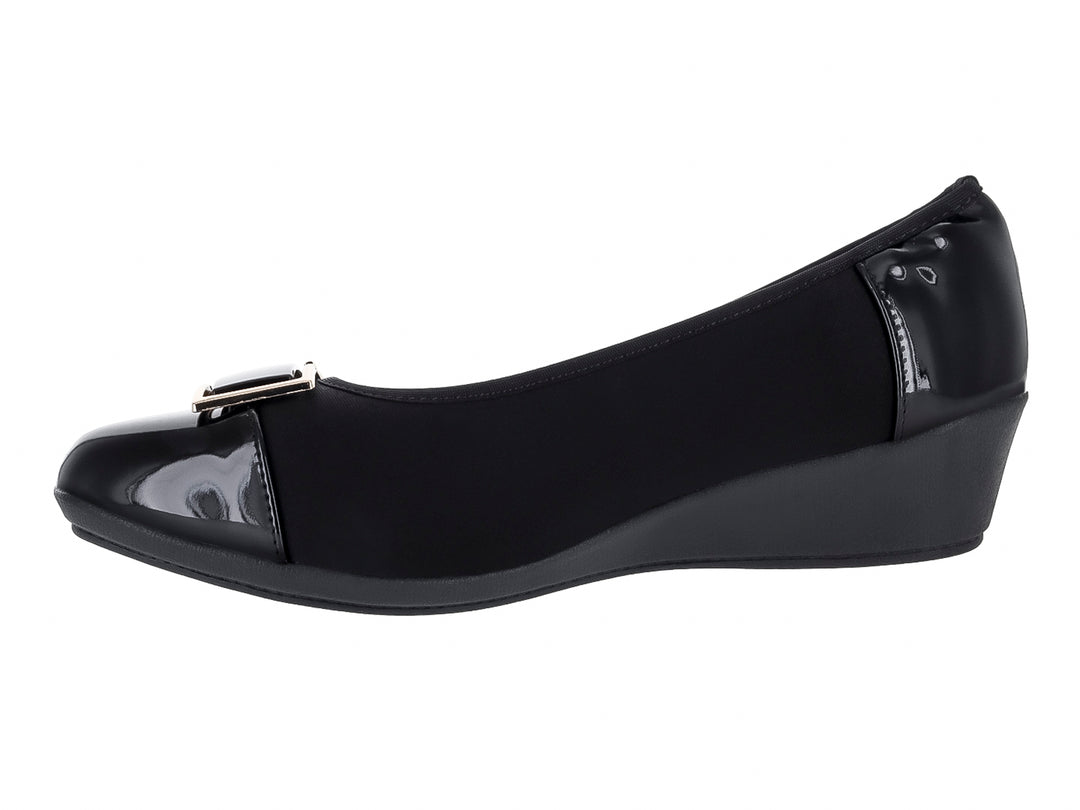 Zapato de cuña color negro para mujer con detalle de hebilla dorada y acabado en charol y tela.