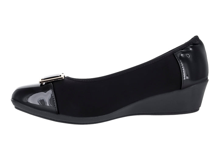 Zapato de cuña color negro para mujer con detalle de hebilla dorada y acabado en charol y tela.