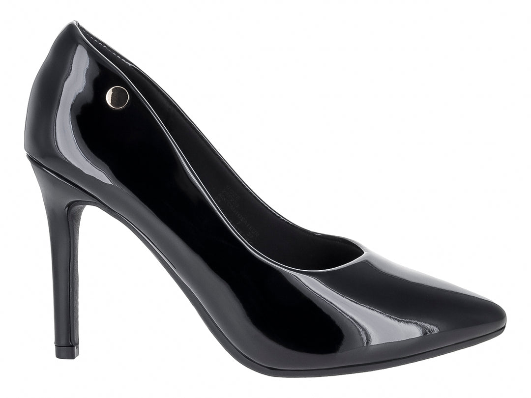 Zapato de tacón alto color negro con acabado brillante y punta cerrada.