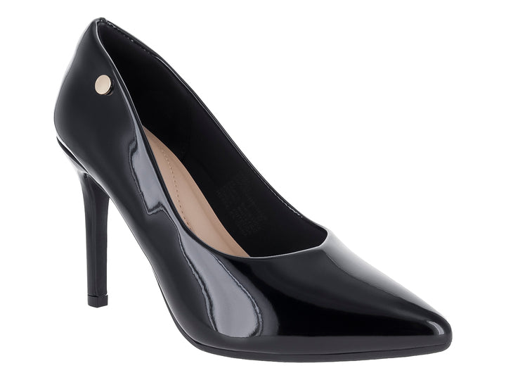 Zapato de tacón alto color negro con acabado brillante y punta cerrada.
