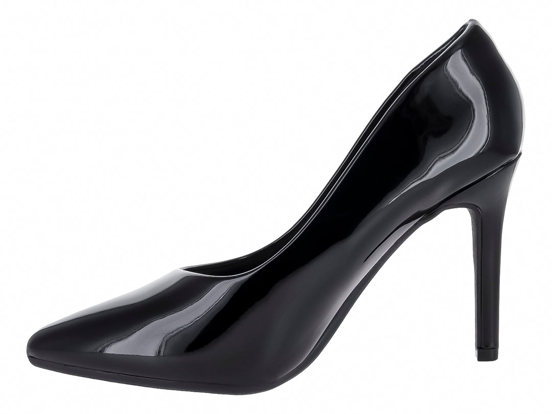 Zapato de tacón alto color negro con acabado brillante y punta cerrada.