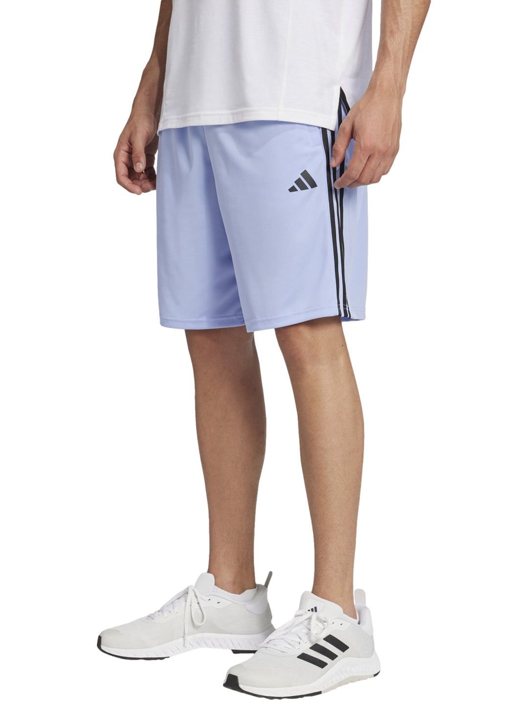 Pantalones cortos deportivos Adidas color azul claro con tres franjas negras laterales.