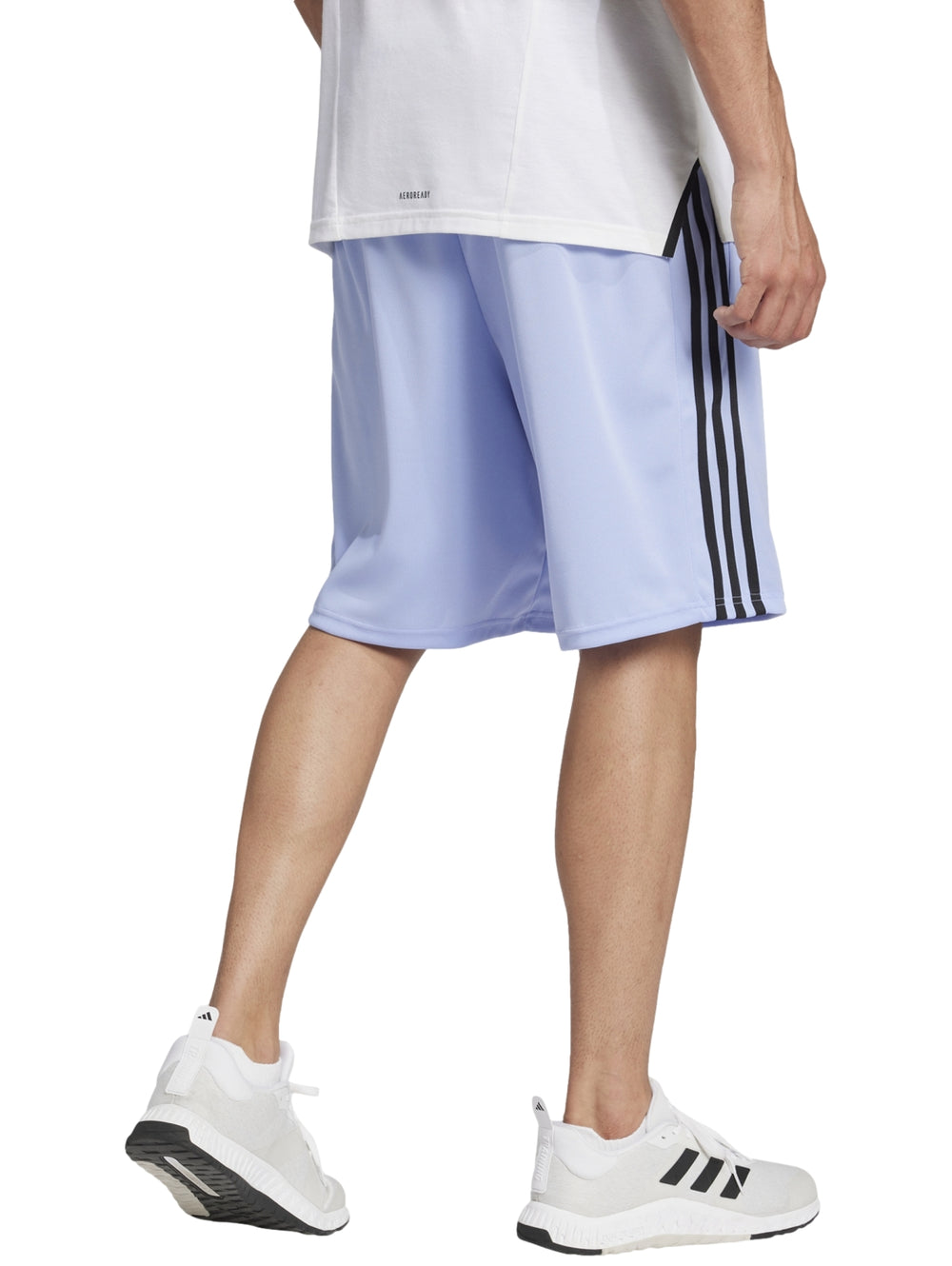 Pantalones cortos deportivos Adidas color azul claro con tres franjas negras laterales.