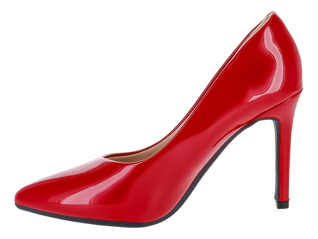 Zapato de tacón alto color rojo brillante con punta fina y tacón de aguja.