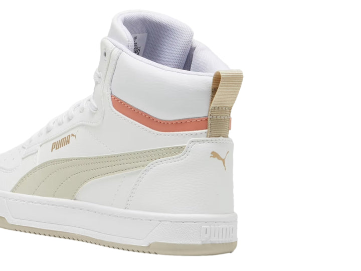 Tenis PUMA Caven 2.0 Mid color blanco con detalles en beige y durazno.