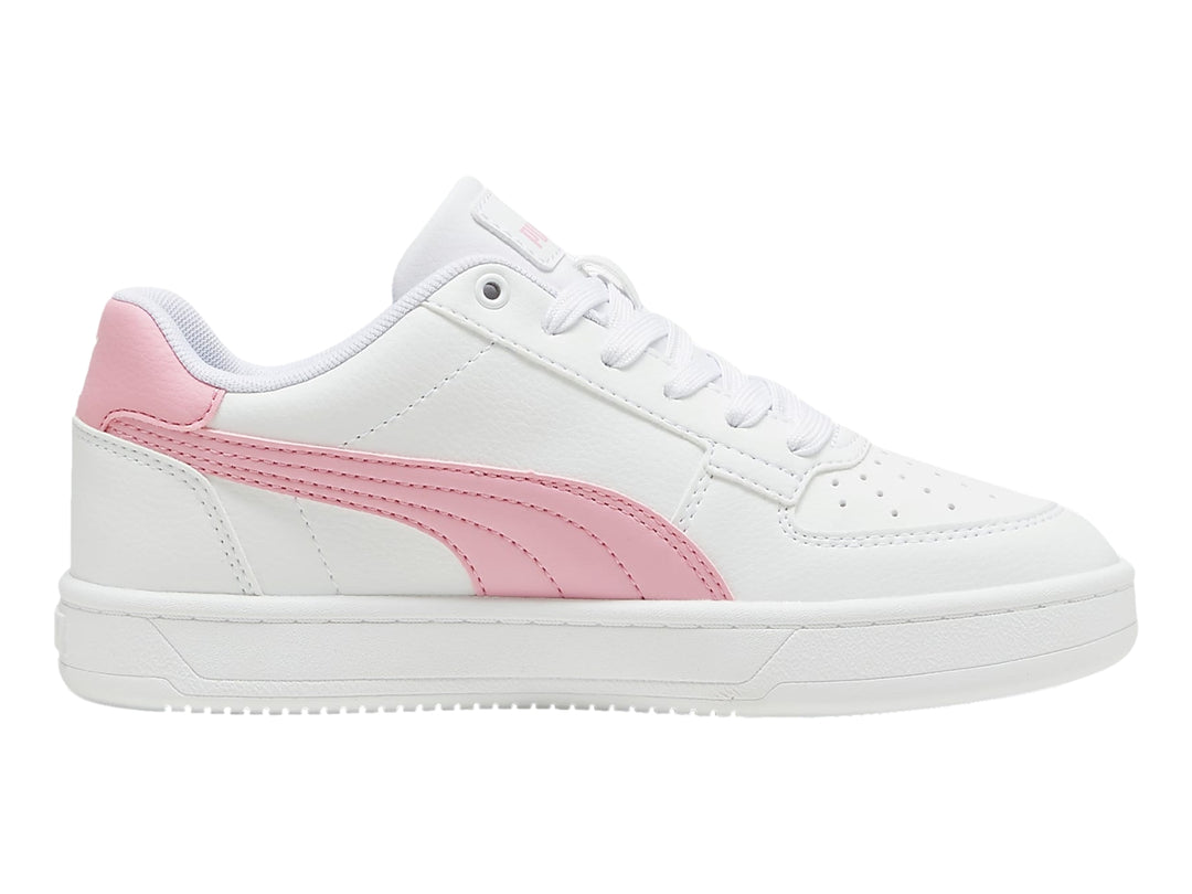 Tenis PUMA Caven 2.0 JR en color blanco con detalles laterales y en el talón en color rosa.