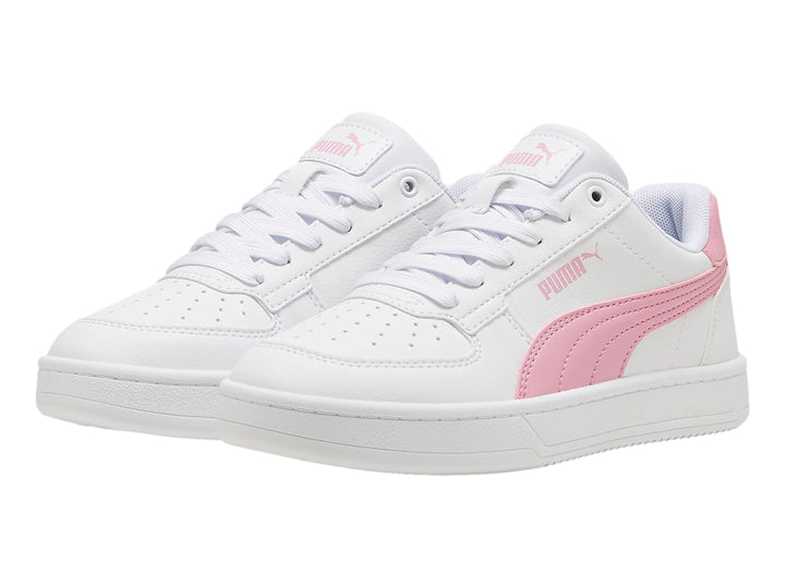 Tenis PUMA Caven 2.0 JR en color blanco con detalles laterales y en el talón en color rosa.