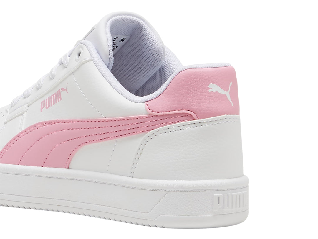 Tenis PUMA Caven 2.0 JR en color blanco con detalles laterales y en el talón en color rosa.
