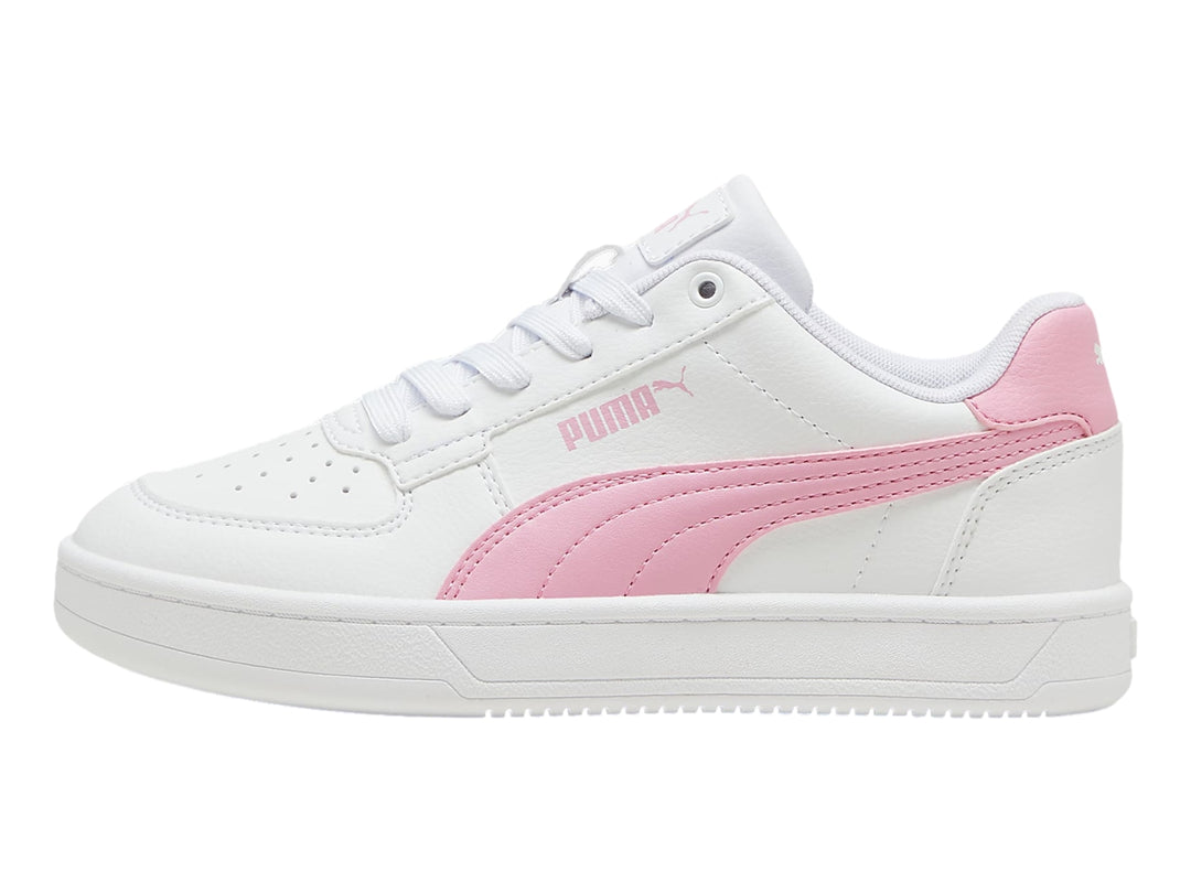 Tenis PUMA Caven 2.0 JR en color blanco con detalles laterales y en el talón en color rosa.