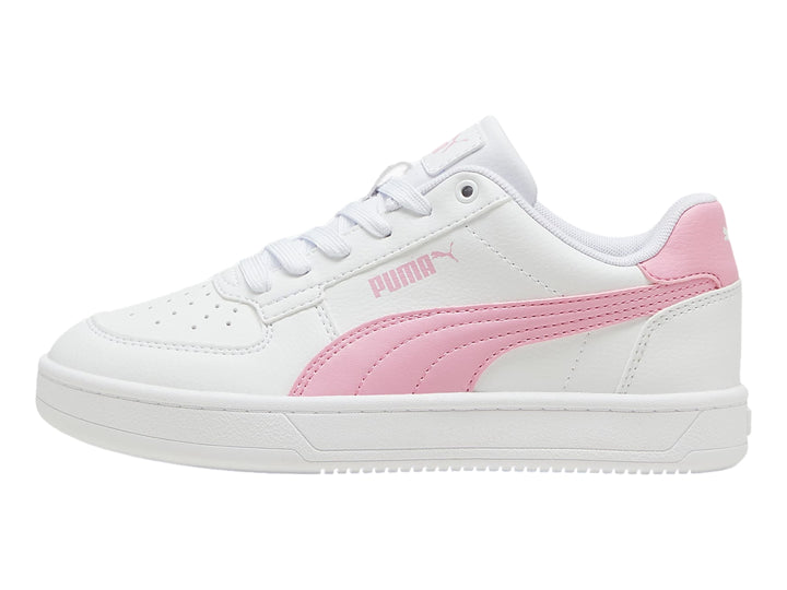 Tenis PUMA Caven 2.0 JR en color blanco con detalles laterales y en el talón en color rosa.
